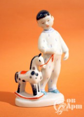 Скульптура "Мальчик с лошадкой"
